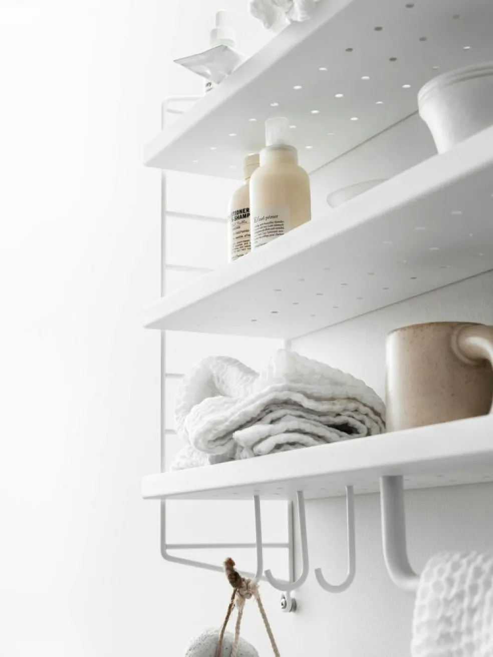 String Pocket Shelf Metal, Oxtorgsröd