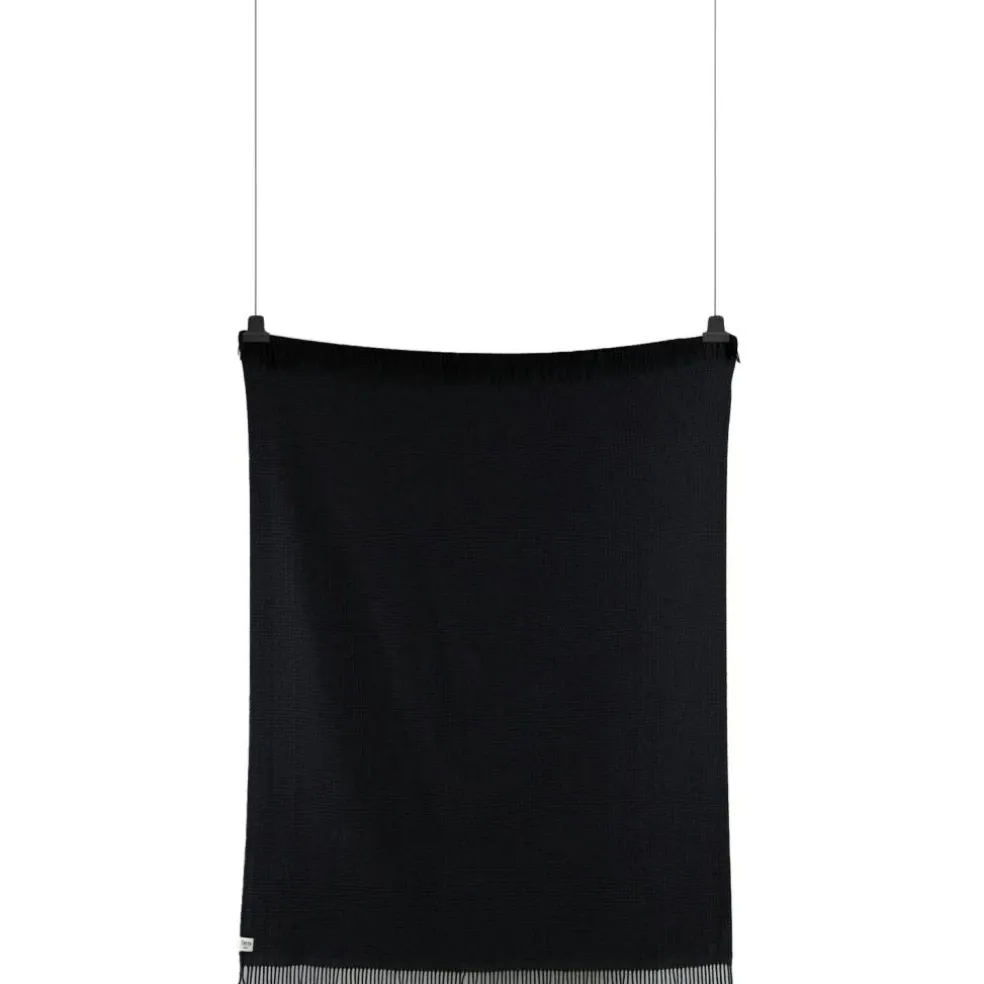 Vega Throw 150x210 cm, Black