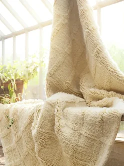 Badal Traceable Wool Rug Off-white, 250x350 cm