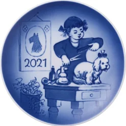 Bing & Grøndahl Child's Day Plate 2021 - The Little Dog Groomer