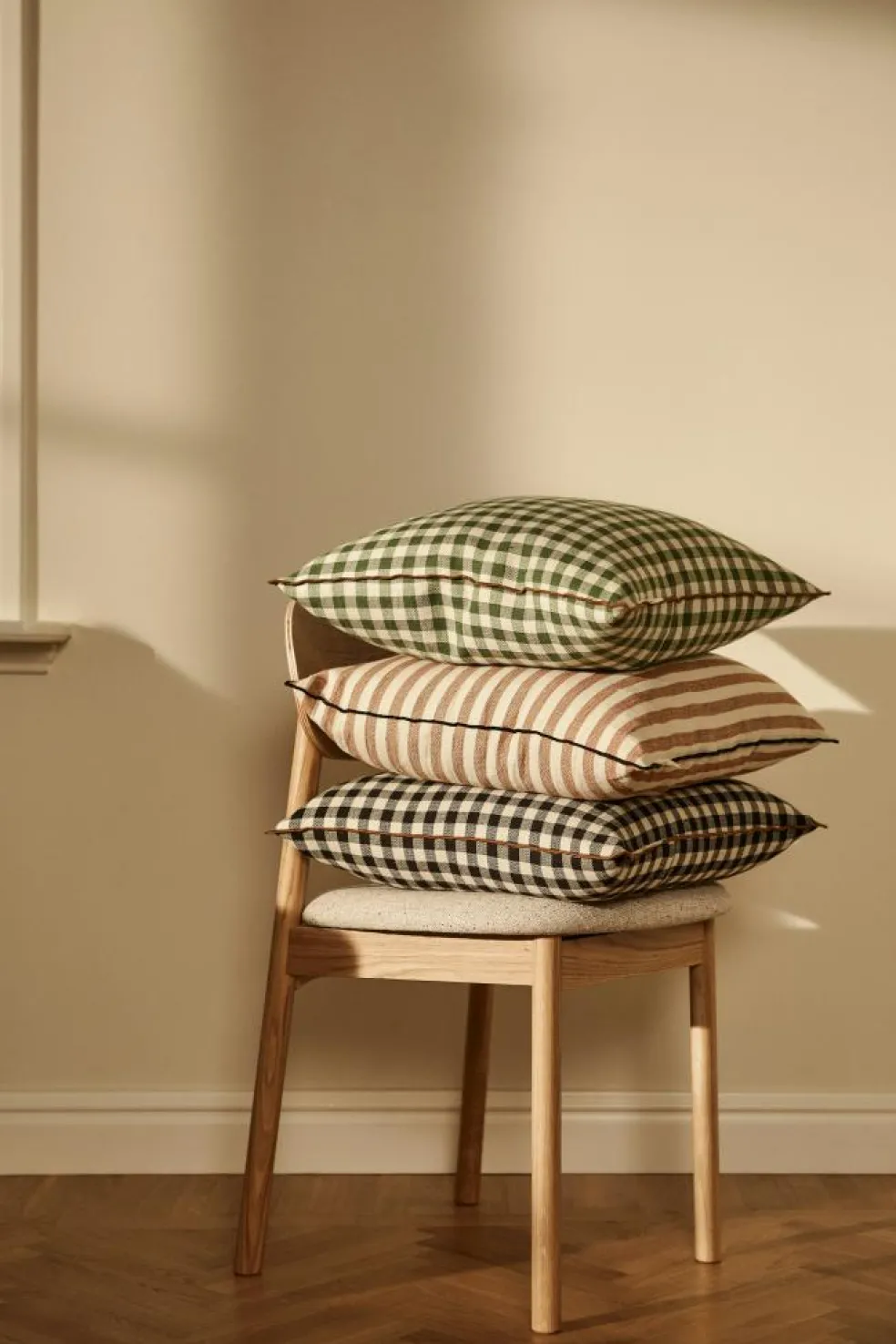 Outline Check Cushion 50x50 cm, Black