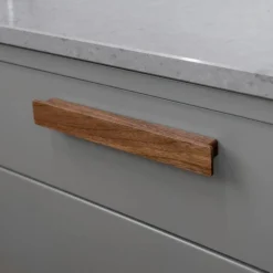 Shelter Handle C/C 32, Oak