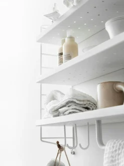 String Pocket Shelf Metal, Oxtorgsröd