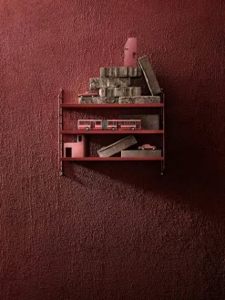 String Pocket Shelf Metal, Oxtorgsröd