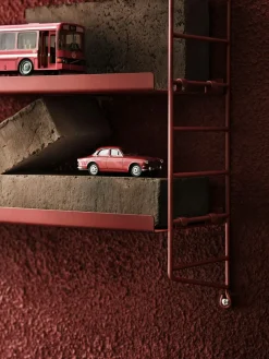 String Pocket Shelf Metal, Oxtorgsröd