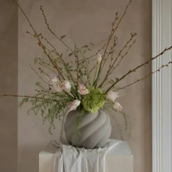 Twist Ball Vase 20 cm, Black